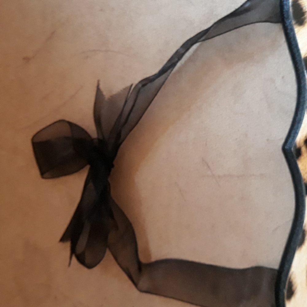 Cute high heel shoe wall hanging that says "gorgeous" on it. - Picture 2 of 4